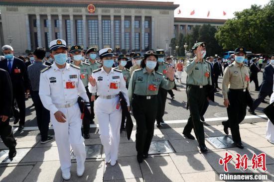 解放军代表整齐划一离开人民大会堂 解放军代表整齐划一离开人民大会堂